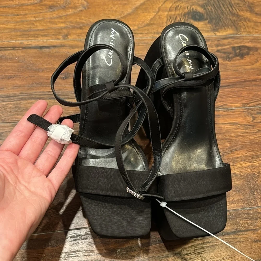 NEW! Circus NY by Sam Edelman Black Mari Strappy Platform Sandal - Size 8.5✈️
